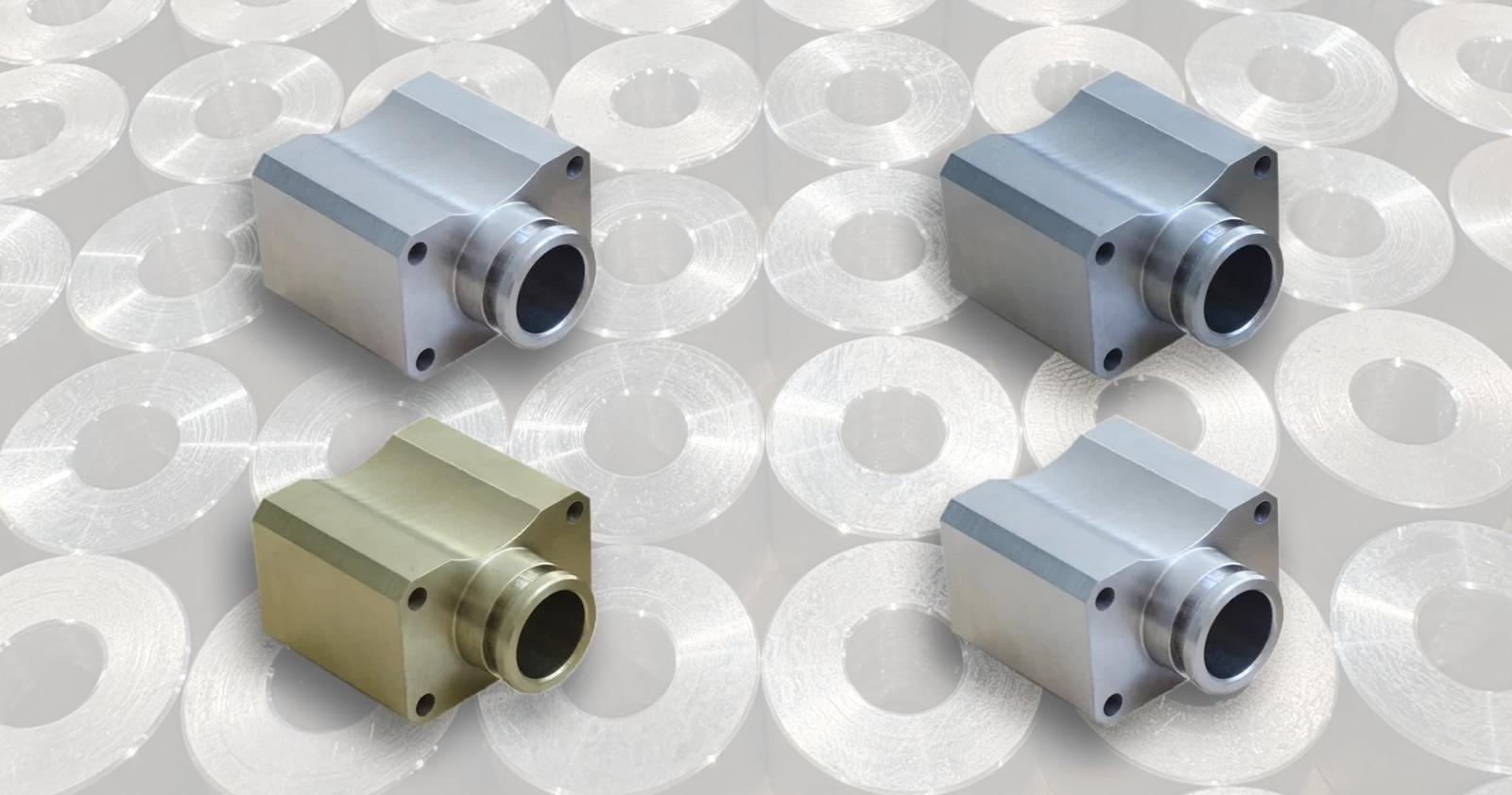 CNC metalni delovi izrađeni od aluminijuma, mesinga, čelika i nerđajućeg čelika na svetloj pozadini