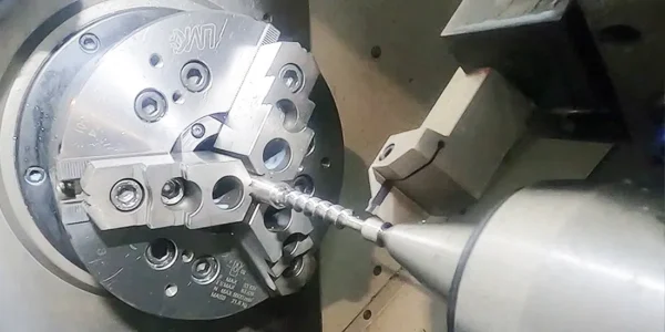 CNC turning for threads and cylindrical metal parts